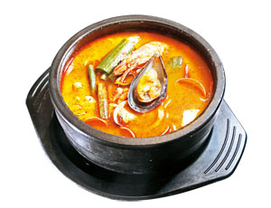 海鮮辣豆腐湯／280元<br>
軟嫩細緻的豆腐口感滑溜，還有豐富海鮮食材。用蔬菜熬煮的高湯帶有自然
