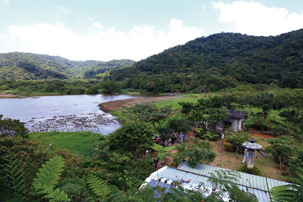 從石頭屋向外望，除了可坐看湖景，也能自高處欣賞園區的景致。