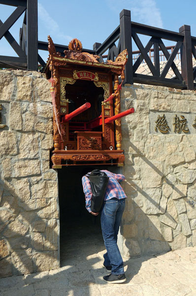 媽祖神像下方有一廢棄的戰備坑道，媽祖指示將祂的神轎安放在坑道入口，遊客進坑道都需像「躦轎底」般低頭通過，象徵每個通過的人都能受到媽祖的庇佑。