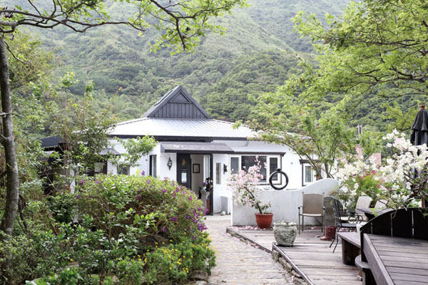 到民宿花園散步，一面欣賞周遭山景，一面聆聽蟲鳴鳥叫，體驗山間生活。