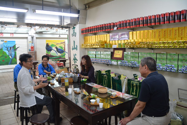 商店街有許多特產店和餐廳，杉林溪茶行老闆娘歡迎遊客進來免費奉茶解渴。