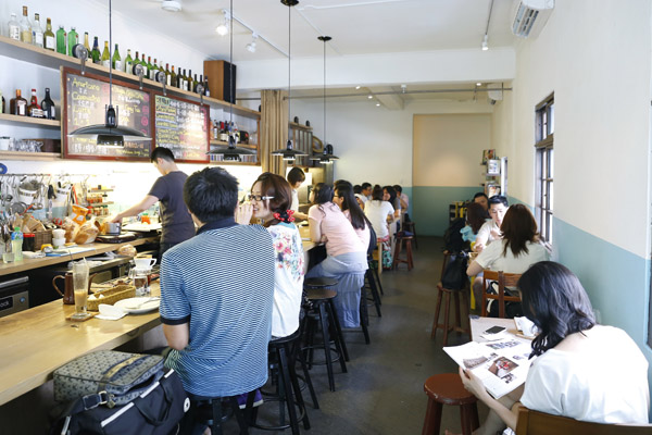 店內以老件與木頭家具呈現出懷舊又平易近人的氛圍。