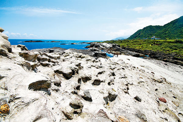 石梯坪因其地形狀似一排排階梯而得名，風景獨特且秀麗，是許多人來往花東時的必經之處，也是進行生態旅遊的絕佳景點，可在此歇歇腳、遠望太平洋，鄰近還有遊客中心與餐廳等，生活機能佳。