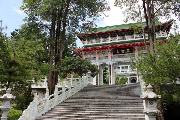 寺廟山門的建築風格偏莊嚴中式風，順著石階往上漫步，讓人心曠神怡。