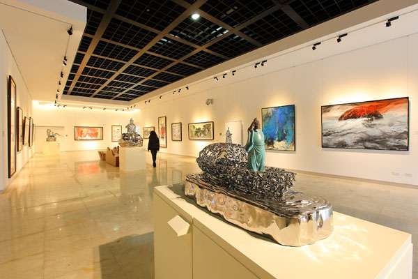 雕塑、繪畫的展場，看起來十分新穎又寬廣。