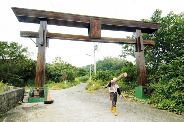 步道入口處是挑水古道牌樓，因造型與日式鳥居相似，往往是遊客第一個拍照的景點。