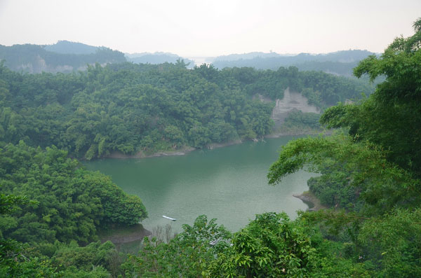還沒到夢之湖，一旁高處即可見深綠色的湖面，被群山包圍著。