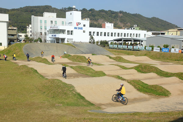 戶外的特技場地，適合練習極限運動的玩家。