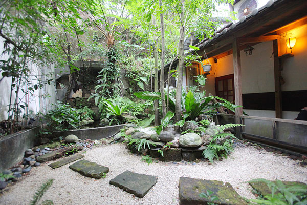 陳鋕勇在老屋院內打造出日式禪風庭園，靜謐氛圍安撫了旅人驛動的心。
