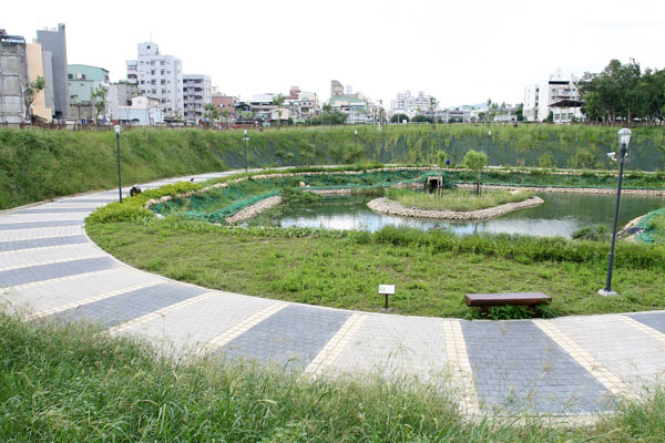 生態池旁設有方便觀賞的步道，也有標示牌介紹種植的水生植物。