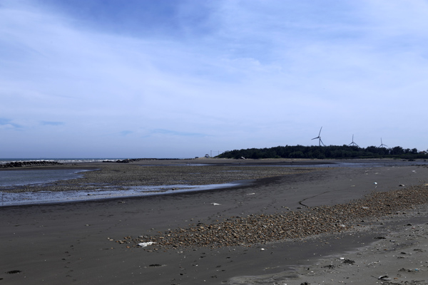 與新豐紅樹林相連的鳳坑漁港因為泥沙淤積，已逐漸廢棄而少漁船使用，卻成為攝影好手、釣手的私房景點，也可到此觀海賞夕陽，別有風味。