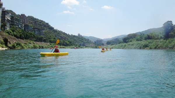 碧潭水面寬闊，雖是活水區但平靜少浪、可同時容納多艘獨木舟一同體驗。