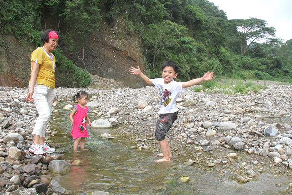 北坑溪的水勢平緩，適合全家大小走步道，一起來踩踩水。