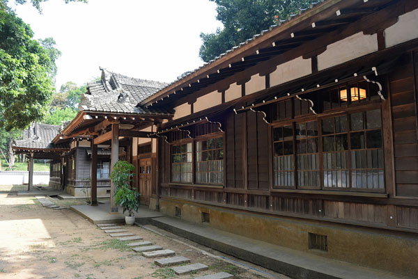 日治時期是官員等候祭拜神社之處，因此建造時非常講究細節和工法。