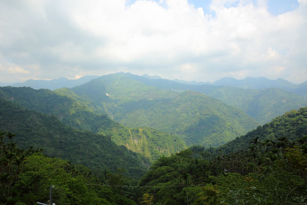 由看台上鳥瞰山景視野更遼闊。