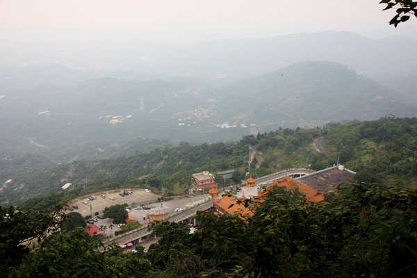 若天晴時，可把關子嶺的枕頭山、嘉南平原和山腰處的孚佑宮盡收眼底。