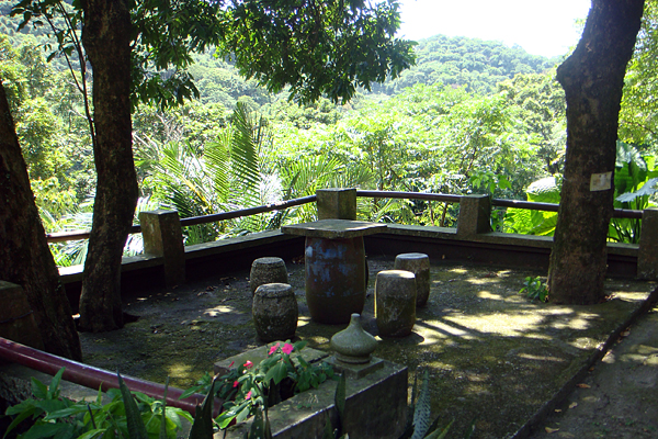 可在舊堂前的石椅休息片刻、欣賞山林景色，身心也隨之開闊。
