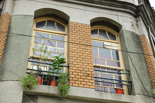 「三層樓」是清末北斗地區最高的建築，有平整的女兒牆裝飾拱型窗框，十分典雅。