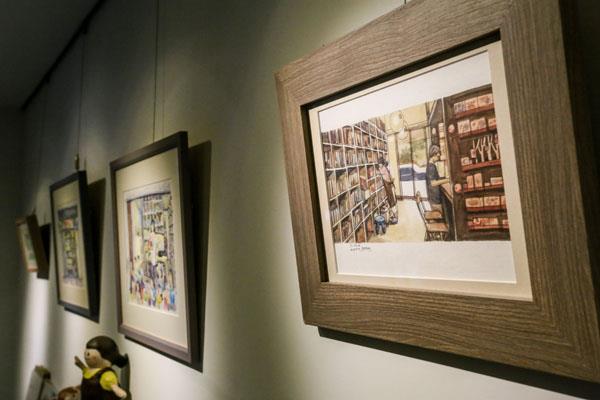 店內一側空間做為展覽藝廊，每一檔展覽夏琳都會請創作者畫1幅和書店有關的畫，並買下來留念。