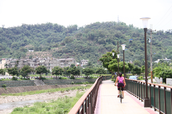 經過福新橋後，自行車道為封閉式路面，沒有汽機車干擾，相當安全。