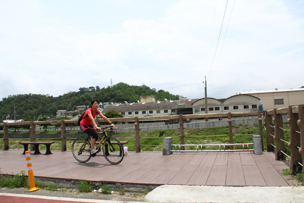 路線終點為新厝橋，同樣設有休息平台。