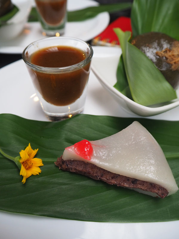 使用南瓜、香蕉、金桔、野蜂蜜等10幾種原料製作的酵素，得花上18～24個月才能完成，圖下方為當地手工粿。