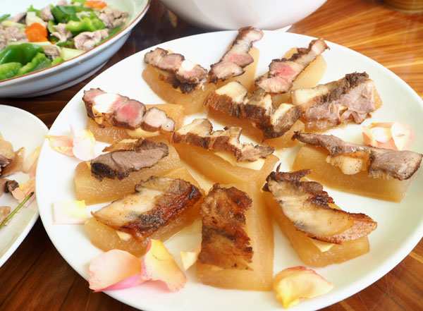 黑豬肉與薑、冬瓜堆疊在一起，入口時鹹香與微微辛辣兼具。