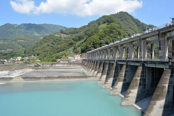 士林壩居大安溪中段的士林村，有著青山綠水美景。