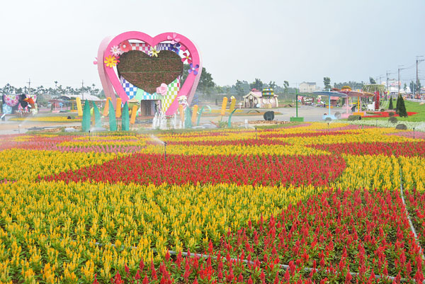 台中國際花毯節以愛心為主題，打造11公尺高的心型萬花筒。