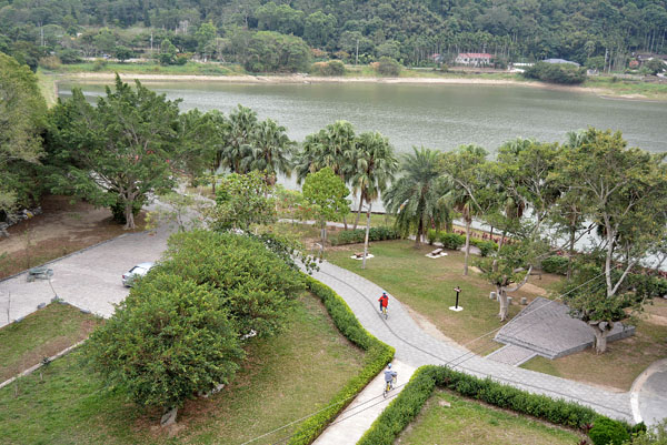 永春宮前俯瞰園區和湖景，視野開闊景色優美。