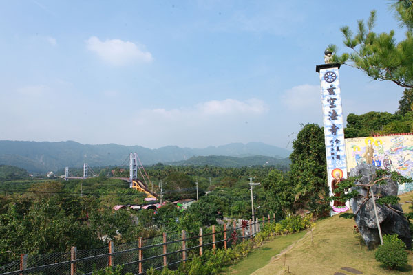 站在玄空法寺內即可見毗鄰的全台最長吊橋——永興吊橋。