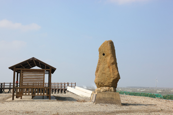 可坐在休憩亭裡，欣賞一望無際的海景。