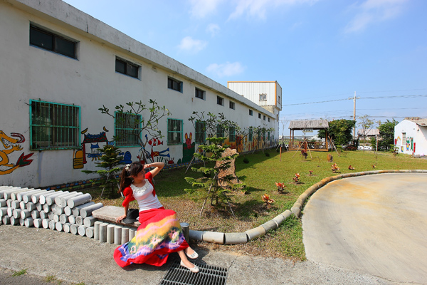 公園的彩繪是小學生作品，有孩子把生活周遭的房舍與廟宇畫在一起，充滿農村意境。