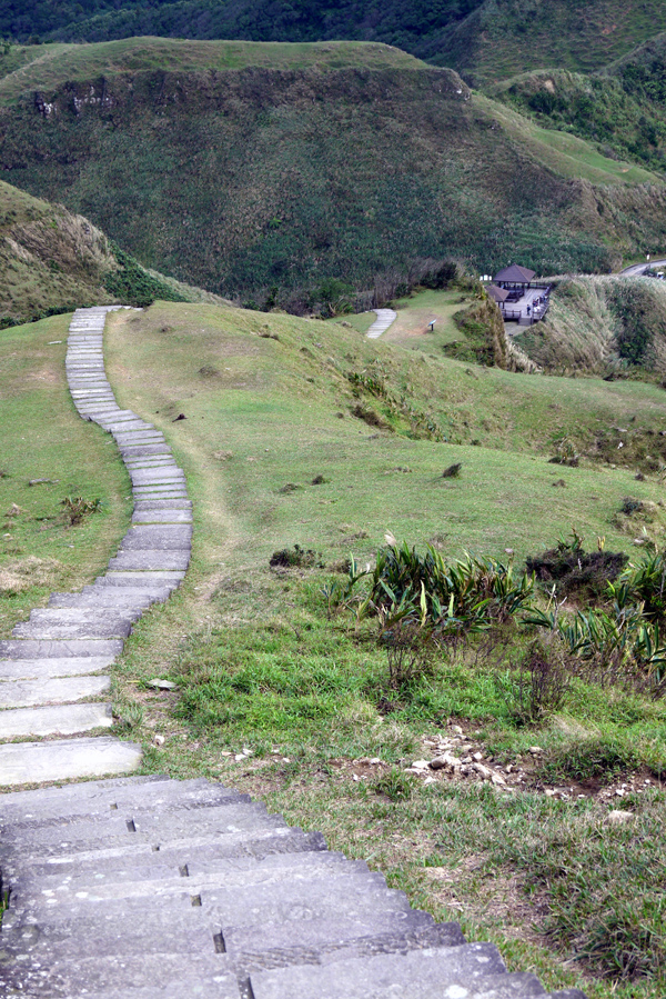 途中可遠眺灣坑頭山山頭及稜線上的步道。