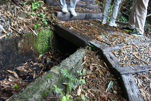 古道上還能找到老水圳的遺跡，不過現在運水已由大管線取代。