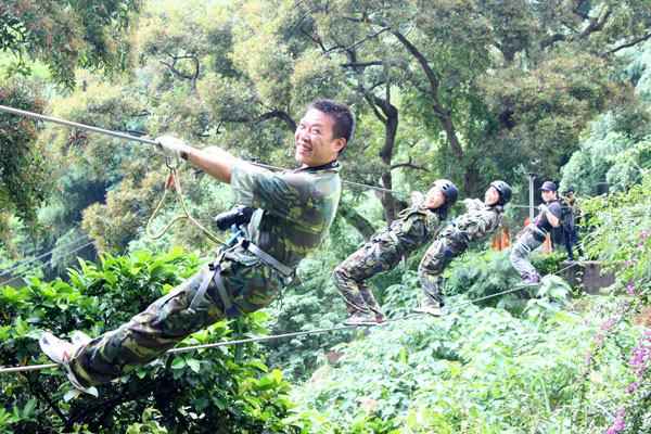 小心地在繩索上移動，是欣賞北橫風光另一種不同視野。