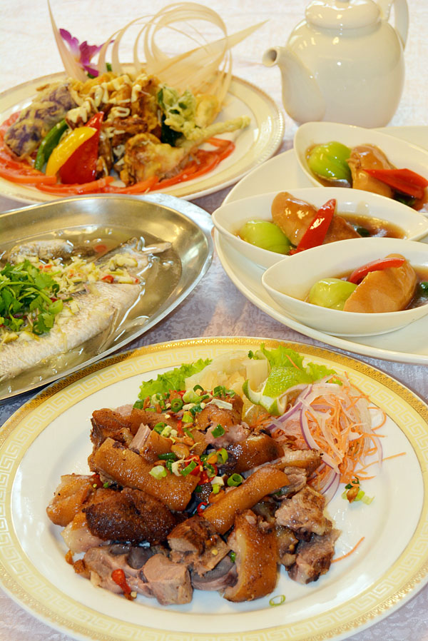 酥炸元蹄、泰式檸檬魚、上湯煨鮑魚、酥炸軟殼蟹等，都是店裡人氣美味。