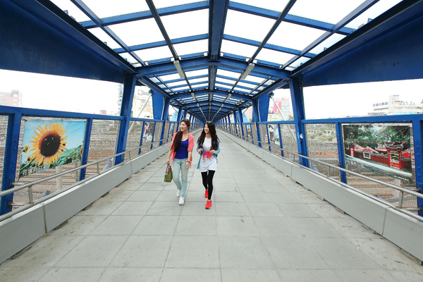 連接火車前站與後站的新天橋，能清楚眺望站內的火車調度。