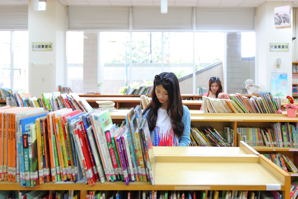 館藏豐富，從小朋友的繪本到大人看的小說應有盡有。