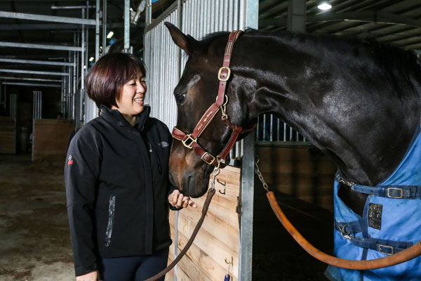 因為愛馬、了解馬，葉繡華會細心的觀察馬兒各種反應情緒的行為。