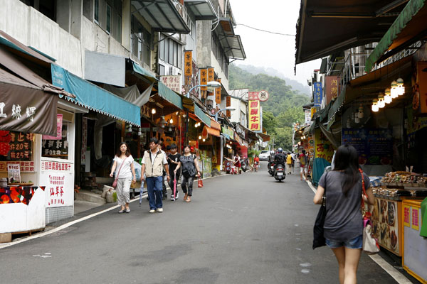 中正路上的內灣老街兩旁商家林立，是內灣最重要的觀光街道。