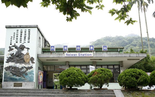 內灣車站至今還保留著民國50∼60年代的建築風格，吸引遊客在此駐足拍照。