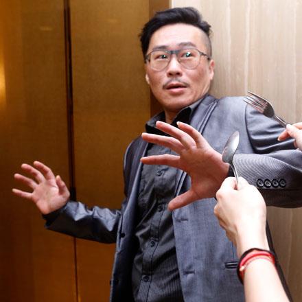 不怕與老闆狹路相逢！瞬間看穿 3 種主管個性的電梯應對學