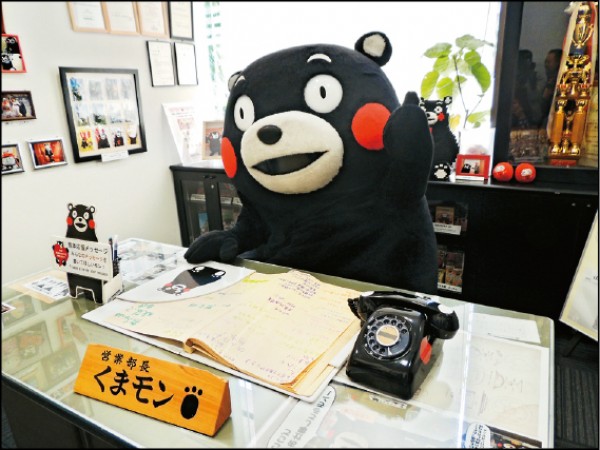 到熊本，一定要拜訪營業部長熊本熊的辦公室，有時會驚喜看到部長正在煲電話粥。