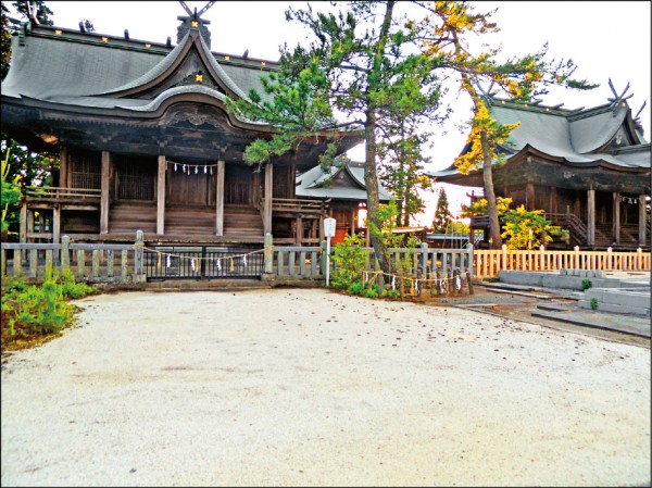 阿蘇神社主神殿因震災毀損，過去遊客無法踏足的男神社（左）、女神社重新出現在遊客面前。