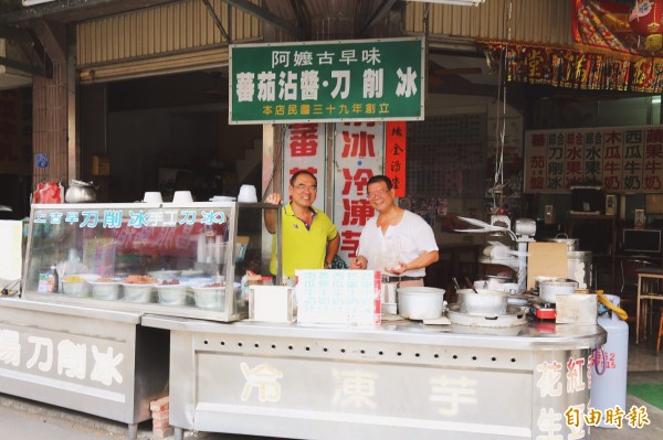 民國39年開賣的「阿嬤古早味冰果店」，傳到現在已超過一甲子，第3代由張金泉（右）、王金煌（左）兄弟共同經營，並逐步交棒給第4代。（記者邱芷柔攝）