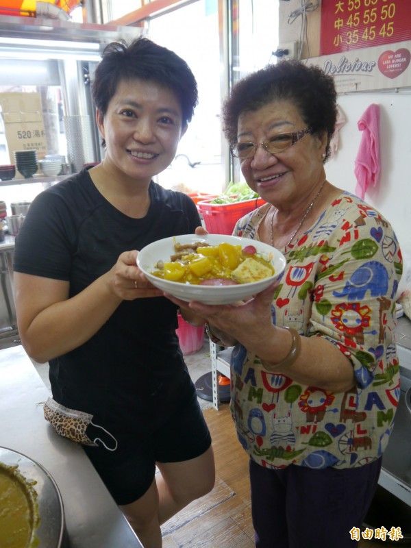 后里紅豆阿嬤咖哩飯已傳承至第二代。（記者張軒哲攝）
