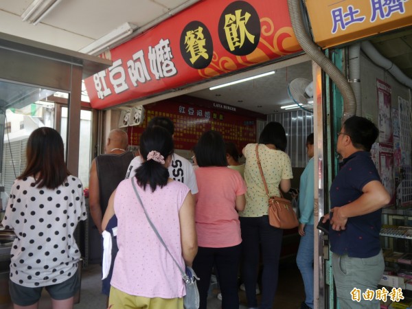  后里紅豆阿嬤咖哩飯用餐時刻，大排長龍。（記者張軒哲攝）