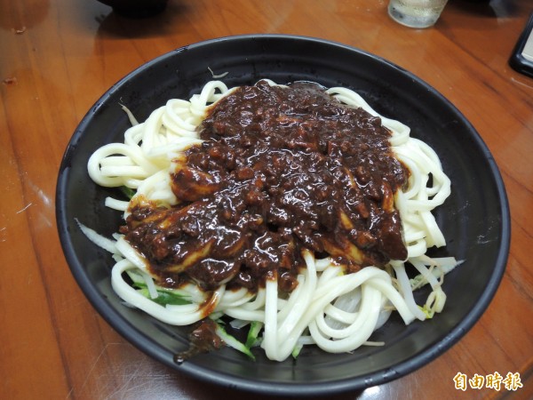 「聞媽媽家庭小吃」的醡醬麵非常熱銷。（記者周敏鴻攝）