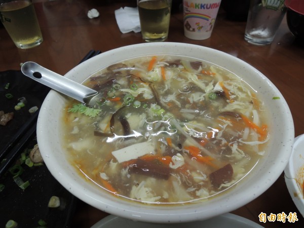 「聞媽媽家庭小吃」的酸辣湯很道地。（記者周敏鴻攝）